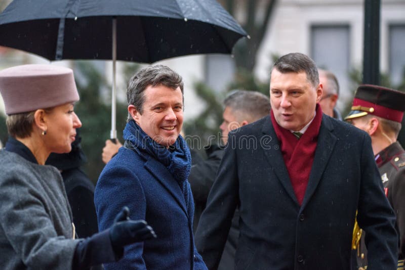 Kronprins av Danmark Frederik och Raimonds Vejonis, president av Lettland fotografering för bildbyråer Kronprins av Danmark Frederik och Raimonds Vejonis, president av Lettland fotografering för bildbyråer