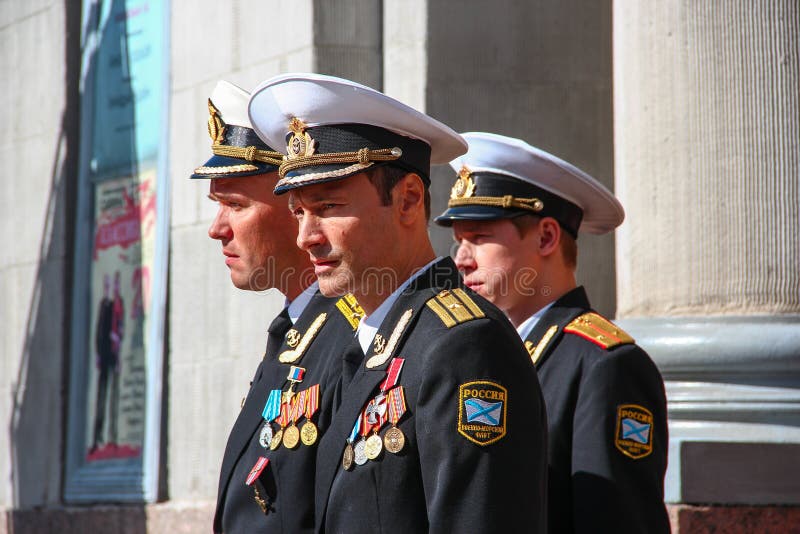 Kronstadt, la RUSSIE - 5 septembre 2012, acteurs Dmitry Ulyanov, Maksim Averin et Mitya Labush sur l'ensemble de la série télévis photographie stock Kronstadt, la RUSSIE - 5 septembre 2012, acteurs Dmitry Ulyanov, Maksim Averin et Mitya Labush sur l'ensemble de la série télévis photographie stock