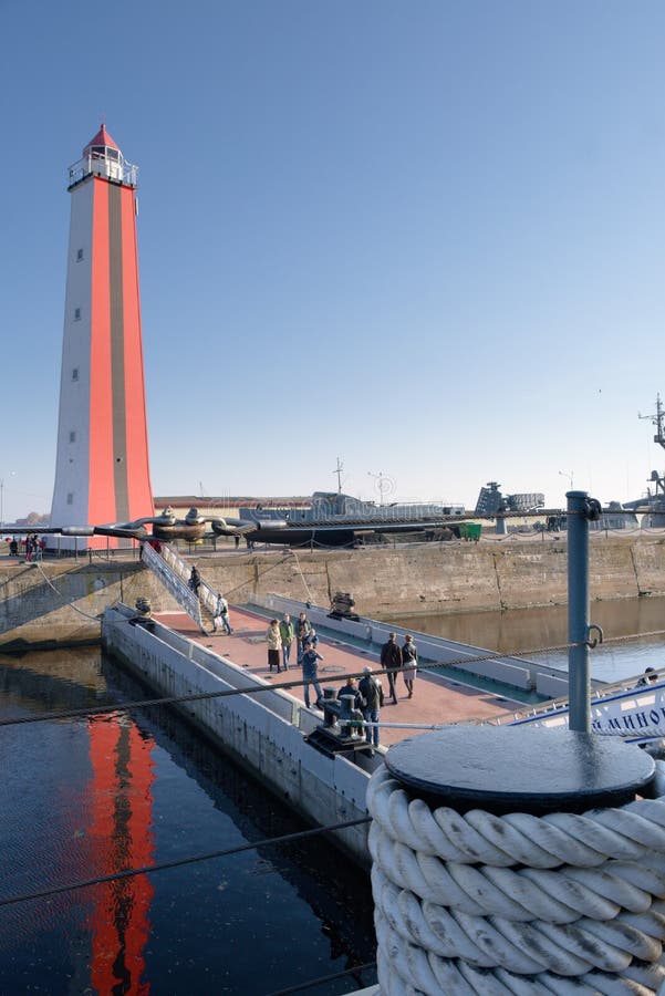 Kronstadt, Ρωσία, τον Οκτώβριο του 2018 Άποψη της αποβάθρας, της διόδου και του φάρου από το θωρηκτό στοκ φωτογραφία με δικαίωμα ελεύθερης χρήσης Kronstadt, Ρωσία, τον Οκτώβριο του 2018 Άποψη της αποβάθρας, της διόδου και του φάρου από το θωρηκτό στοκ φωτογραφία με δικαίωμα ελεύθερης χρήσης