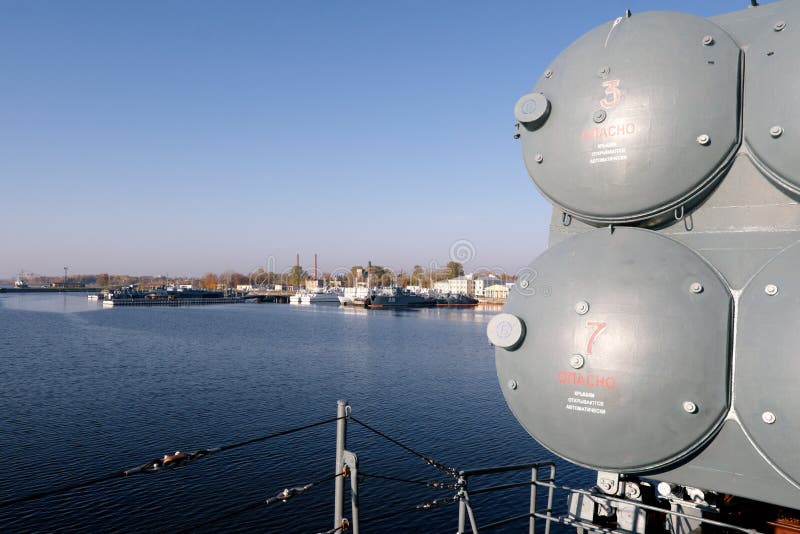 Kronstadt, Ρωσία, τον Οκτώβριο του 2018 Άποψη του κόλπου και της παλαιάς πόλης από το θωρηκτό στοκ εικόνες Kronstadt, Ρωσία, τον Οκτώβριο του 2018 Άποψη του κόλπου και της παλαιάς πόλης από το θωρηκτό στοκ εικόνες