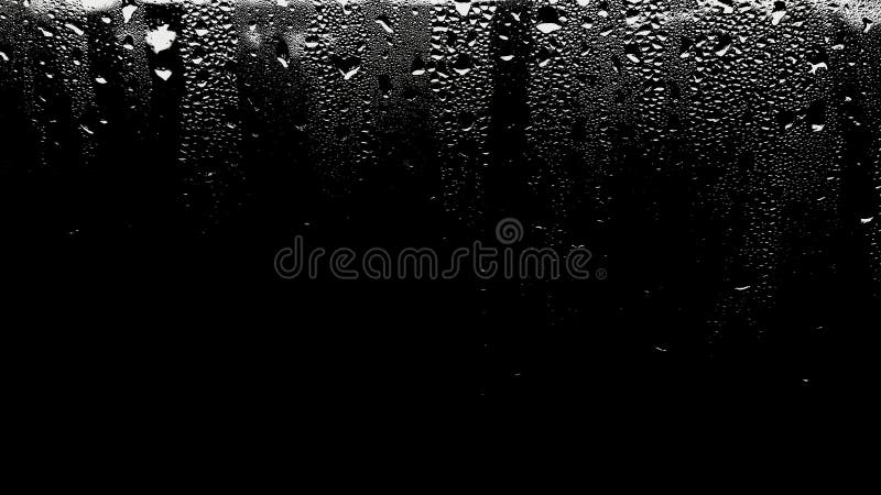 Krople deszczu na powierzchni okienek z czarnym tłem Naturalny deszcz na szkle Światło przenika przez