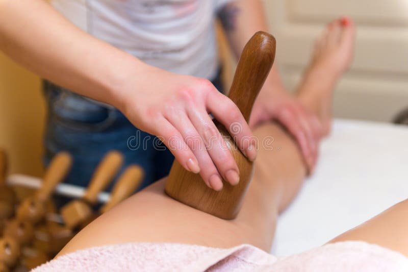 Kroppsskulptering av massage i salonspa. Oral skulptering av massage i välståndscentrum