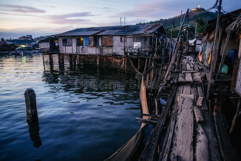 Krottenwijken met blokhuizen dichtbij water, Coron-stad, Palawan, Filippijnen stock fotografie Krottenwijken met blokhuizen dichtbij water, Coron-stad, Palawan, Filippijnen stock fotografie
