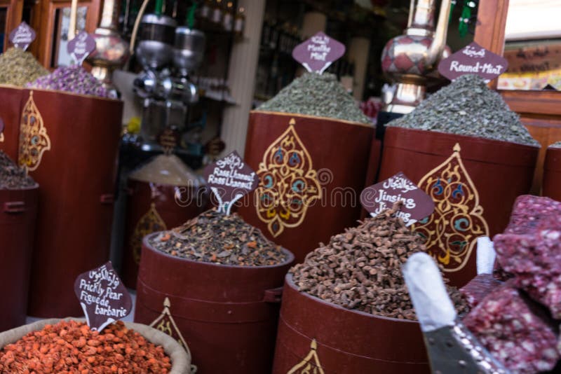 Kruiden en kruiden die in beroemd Marrakech Medina worden verkocht stock afbeelding Kruiden en kruiden die in beroemd Marrakech Medina worden verkocht stock afbeelding