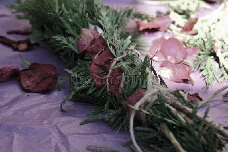 Kruidencedar smudge stick spiritual incense healing plant and krubs rustige rozenblaadjes ritueel gedroogde bloemen vakmanschap