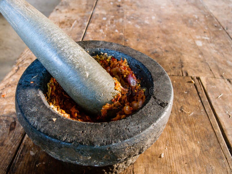 Kruidig Spaanse peperdeeg die op steenmortier maken stock afbeelding Kruidig Spaanse peperdeeg die op steenmortier maken stock afbeelding