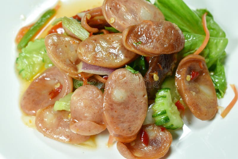 Kruidige Chinese varkensvleesworst met plantaardige Thaise salade op plaat stock afbeelding Kruidige Chinese varkensvleesworst met plantaardige Thaise salade op plaat stock afbeelding