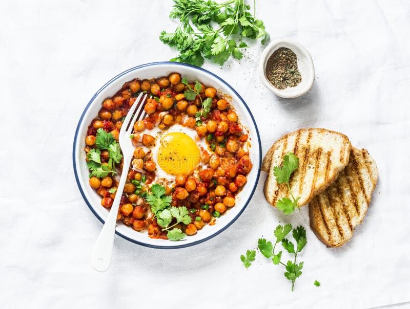 Kruidige tomatensauskekers gebakken eieren op een lichte achtergrond, hoogste mening Heerlijk gezond ontbijt royalty-vrije stock foto Kruidige tomatensauskekers gebakken eieren op een lichte achtergrond, hoogste mening Heerlijk gezond ontbijt royalty-vrije stock foto