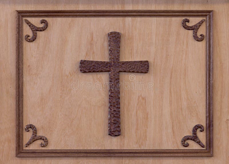 Kruis op houten muur wordt ontworpen die stock afbeeldingen Kruis op houten muur wordt ontworpen die stock afbeeldingen