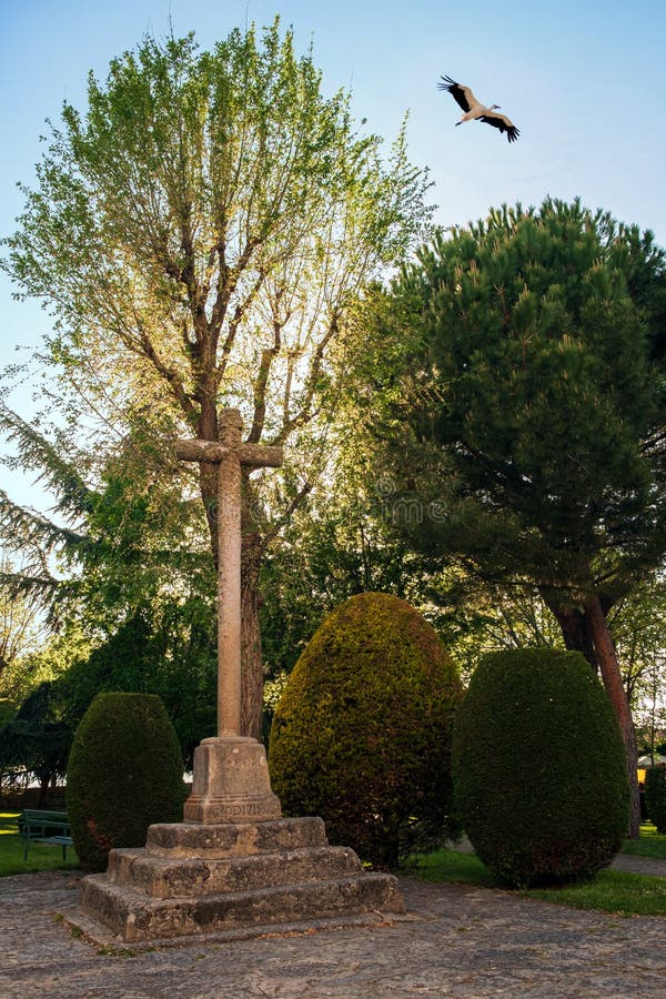 Kruis in Santuario DE Nuestra Senora de Sonsoles met ooievaar die, Avila, Spanje vliegen stock foto Kruis in Santuario DE Nuestra Senora de Sonsoles met ooievaar die, Avila, Spanje vliegen stock foto