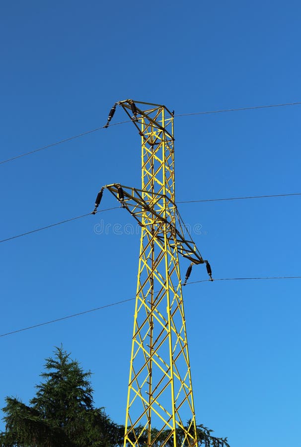 Kruisen de hoogspannings elektrische lijnen de heuvelige mestnost Elektrische post in de zomer onder de open hemel Getelegrafeerd stock foto's Kruisen de hoogspannings elektrische lijnen de heuvelige mestnost Elektrische post in de zomer onder de open hemel Getelegrafeerd stock foto's