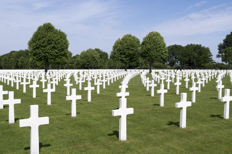 Kruisen op militaire graven van gevallen U S militairen bij de Amerikaanse Begraafplaats en het Gedenkteken van Nederland stock foto Kruisen op militaire graven van gevallen U S militairen bij de Amerikaanse Begraafplaats en het Gedenkteken van Nederland stock foto
