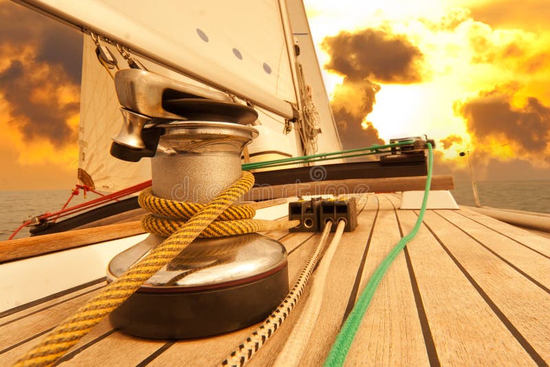 Kruk met kabel op varende boot in het overzees stock afbeelding Kruk met kabel op varende boot in het overzees stock afbeelding