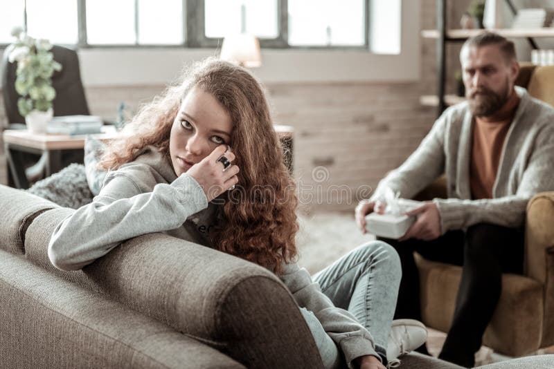 Krullende tiener die haar scheuren drogen tijdens psychologische therapie stock foto's Krullende tiener die haar scheuren drogen tijdens psychologische therapie stock foto's
