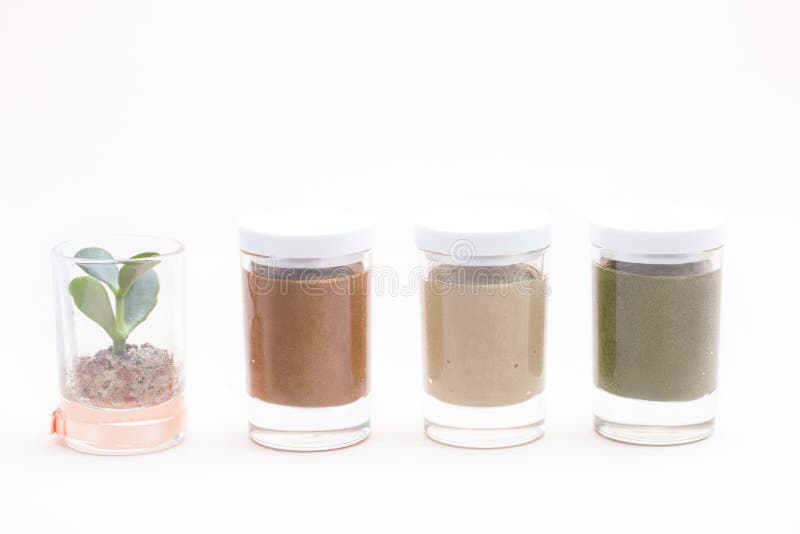 Krus av kr?mer f?r naturlig skincare f?r stearinljus ansikts- p? vit bakgrund fr?n ?ver Vegetabiliska sk?nhetsprodukter fotografering för bildbyråer Krus av kr?mer f?r naturlig skincare f?r stearinljus ansikts- p? vit bakgrund fr?n ?ver Vegetabiliska sk?nhetsprodukter fotografering för bildbyråer