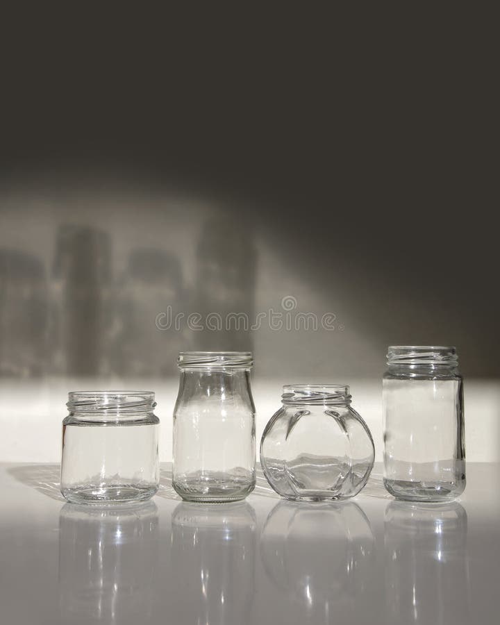 Krus isolerad för skuggatabell för vit bakgrund glass glasföremål för grå färger royaltyfri foto Krus isolerad för skuggatabell för vit bakgrund glass glasföremål för grå färger royaltyfri foto