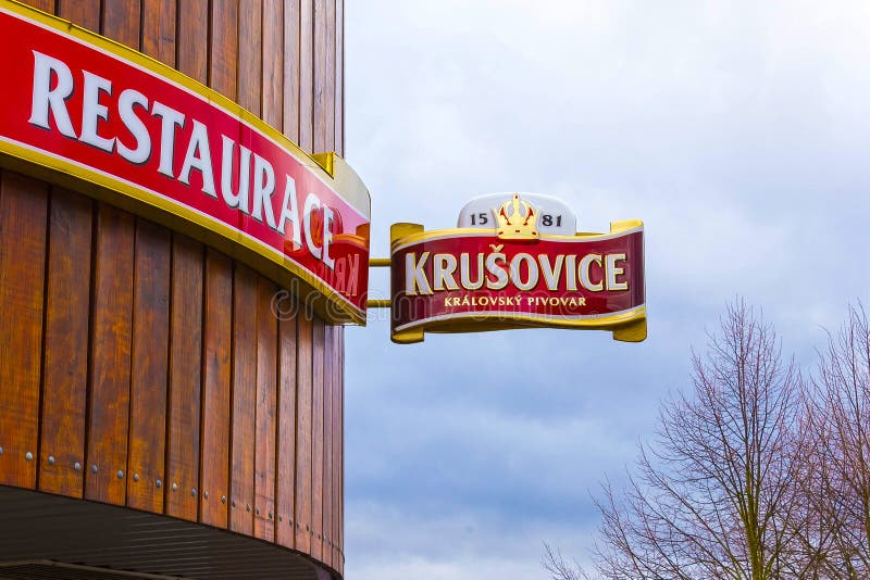 Krusovice, república de Cszech - 1º de janeiro de 2018: Sinal da cerveja de Krusovice acima da entrada da loja de lembrança imagem de stock royalty free Krusovice, república de Cszech - 1º de janeiro de 2018: Sinal da cerveja de Krusovice acima da entrada da loja de lembrança imagem de stock royalty free