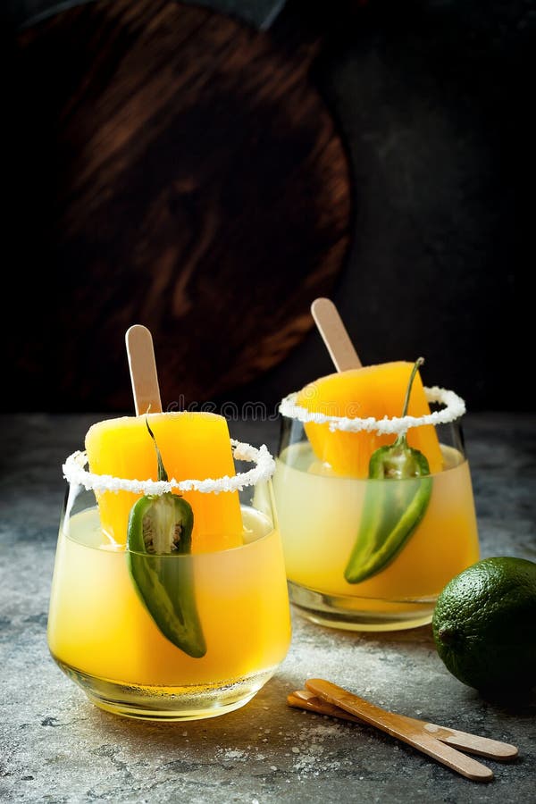 Kryddig coctail för mangoisglassmargarita med jalapenoen och limefrukt Mexicansk alkoholdryck för det Cinco de mayo partiet royaltyfria foton Kryddig coctail för mangoisglassmargarita med jalapenoen och limefrukt Mexicansk alkoholdryck för det Cinco de mayo partiet royaltyfria foton