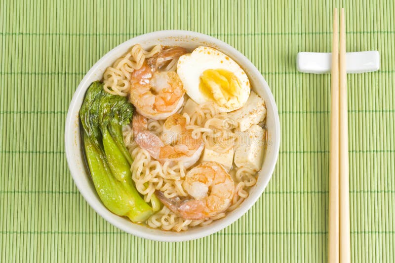 kryddig nudelräkasoup royaltyfri bild kryddig nudelräkasoup royaltyfri bild