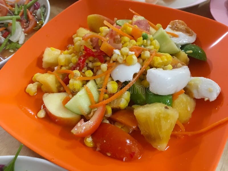 Kryddig sallad f?r blandad frukt, thail?ndsk mat arkivfoto Kryddig sallad f?r blandad frukt, thail?ndsk mat arkivfoto