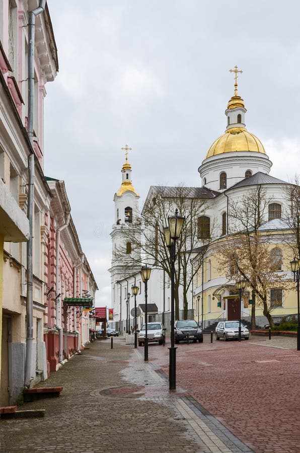 Krylov gata och sikt av den heliga antagandedomkyrkan i Viteb royaltyfri foto Krylov gata och sikt av den heliga antagandedomkyrkan i Viteb royaltyfri foto