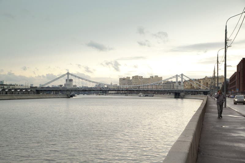 Krymskybrug in een bewolkte dag in Moskou royalty-vrije stock foto Krymskybrug in een bewolkte dag in Moskou royalty-vrije stock foto