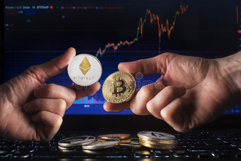 Kryptovalutakoncept med händer som håller bitmynt och etherummynt royaltyfri bild