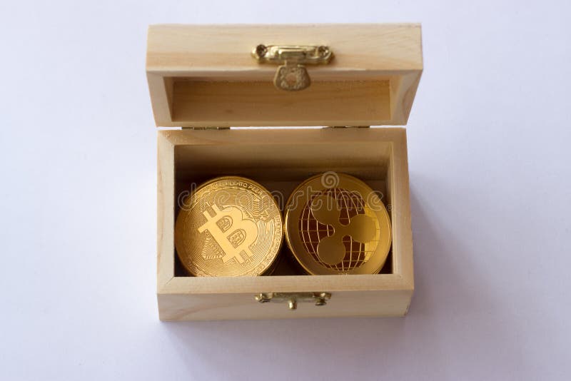 Kryptowaluta bitcoina i ripple w drewnianym pudełku zdjęcia stock