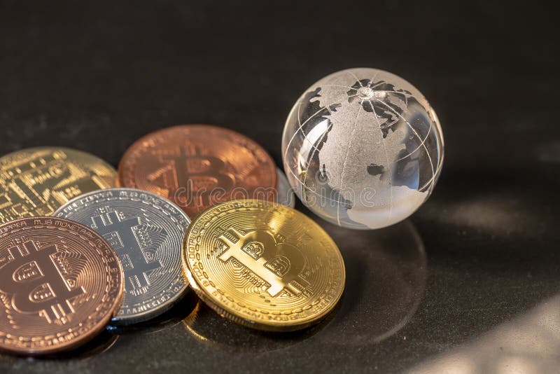 Kryptowaluta szklanego globu i bitmonet. koncepcja biznesowa obraz stock