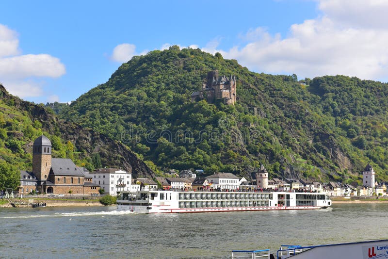 Kryssa omkring för skyttel för 190-passenger som Viking Tor är sävligt längs Rhine River royaltyfria bilder