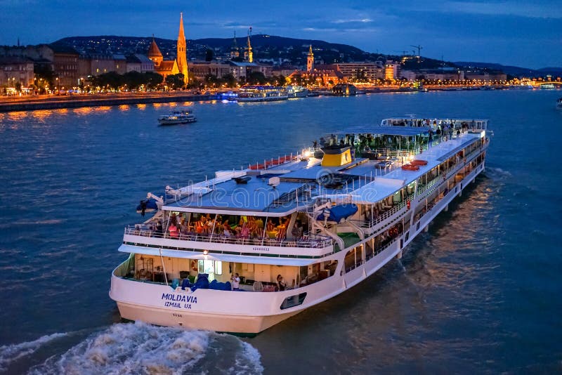 Kryssning på Danube River vid natt royaltyfria foton