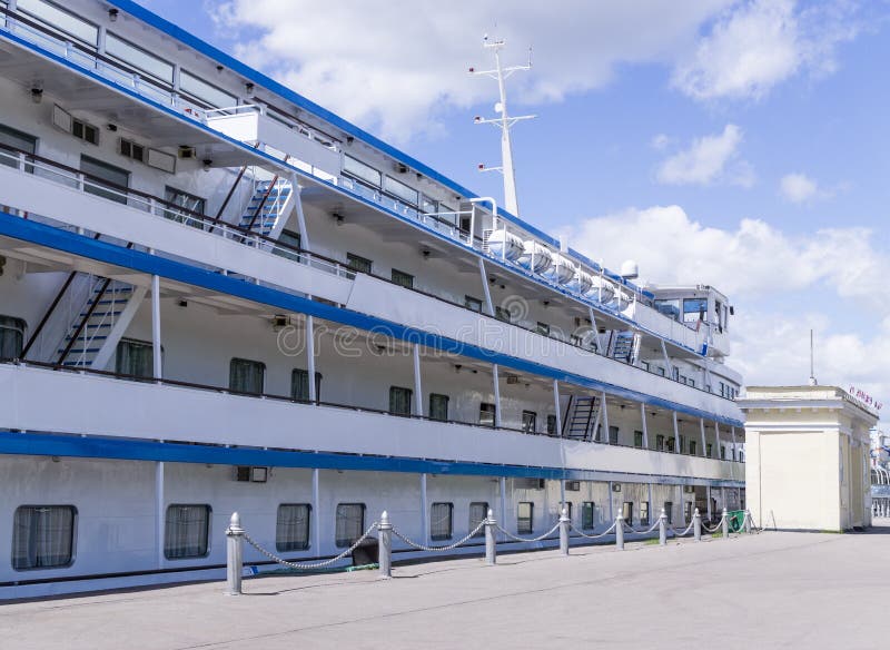 Kryssningflodskepp royaltyfri fotografi
