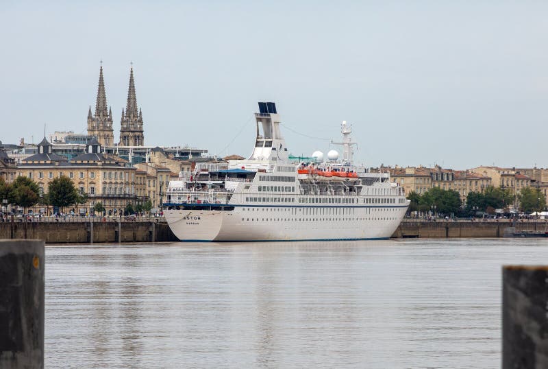 Kryssningsfartyg i Garonnes flodhamn Bordeaux, Gironde Aquitaine France Europe