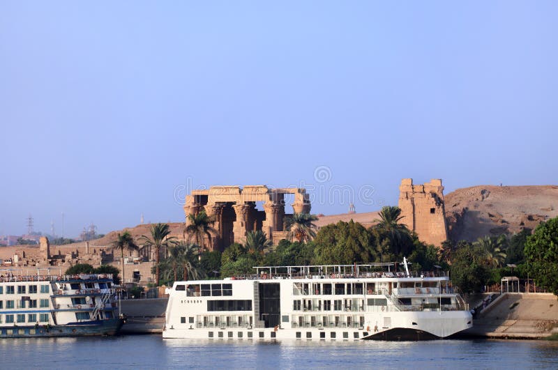 Kryssningsfartyg på nile flod nära komombo tempel av gudhorus och sobek egypt africa. lyxnile-kryssning royaltyfri foto