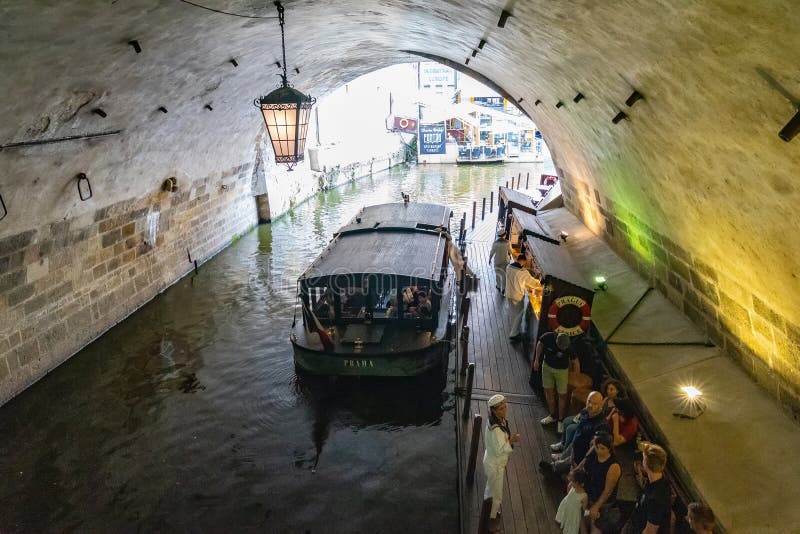 Kryssningsfloden Moldava-båt i Prag i Tjeckien royaltyfri fotografi