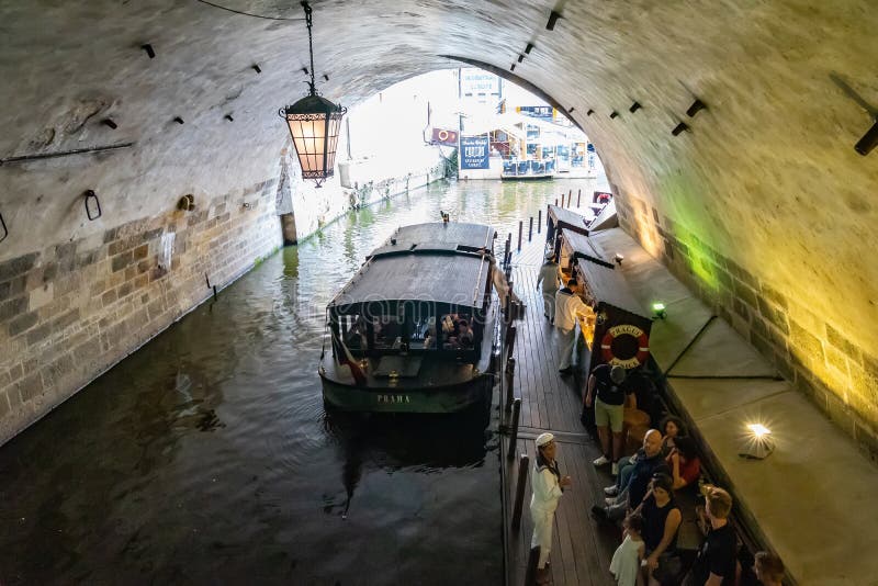 Kryssningsfloden Moldava-båt i Prag i Tjeckien arkivbilder