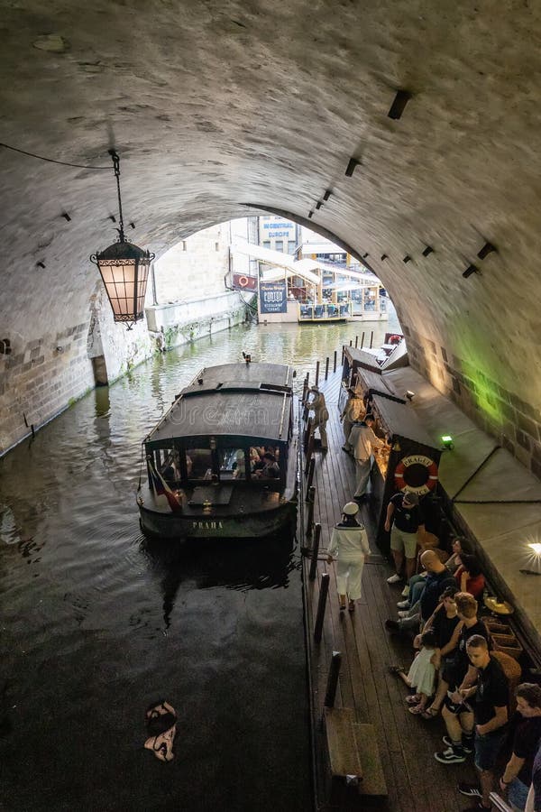Kryssningsflodmoldavaft i Prag i Tjeckien. arkivfoton