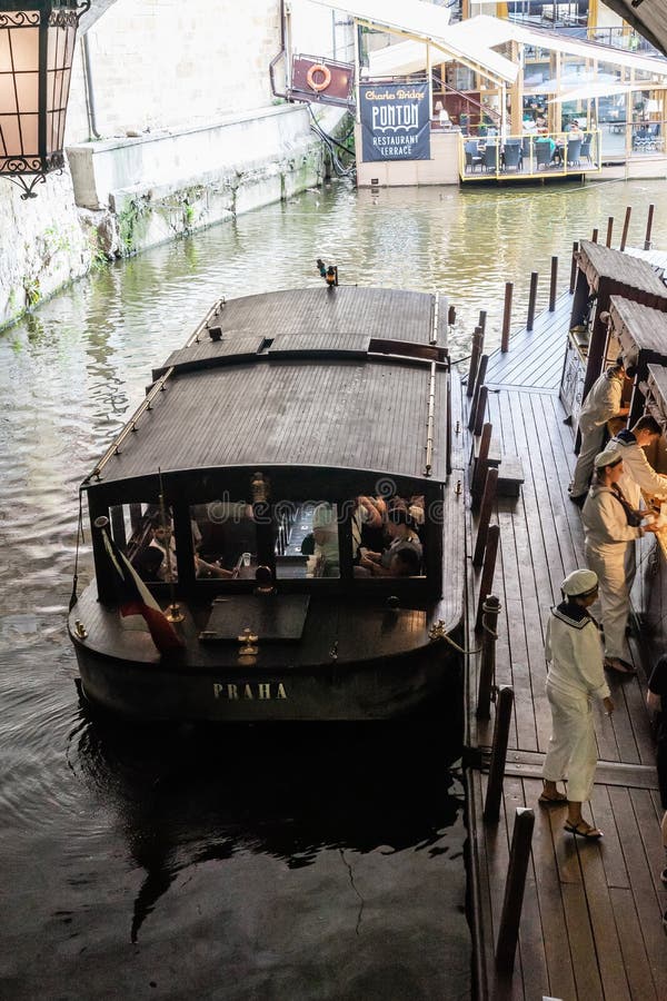 Kryssningsflodmoldavaft i Prag i Tjeckien. royaltyfri foto