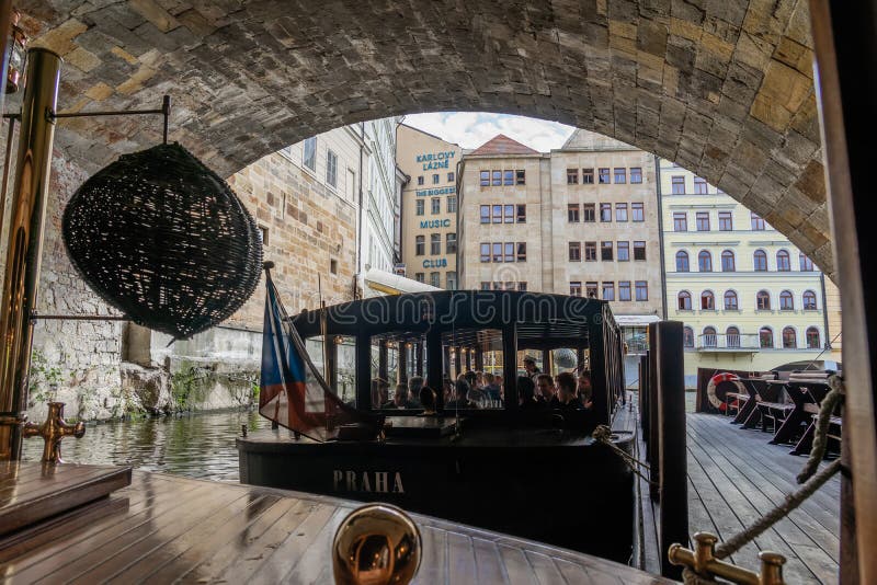 Kryssningsflodmoldavaft i Prag i Tjeckien. royaltyfri bild