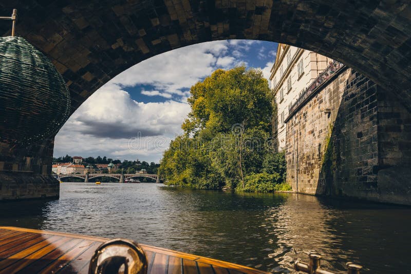 Kryssningsflodmoldavaft i Prag i Tjeckien. arkivfoton