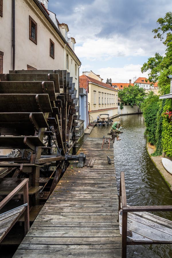 Kryssningsflodmoldavaft i Prag i Tjeckien. fotografering för bildbyråer