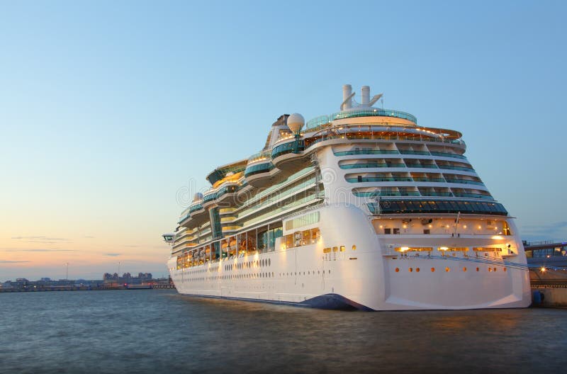 Kryssningship på natten royaltyfri foto Kryssningship på natten royaltyfri foto