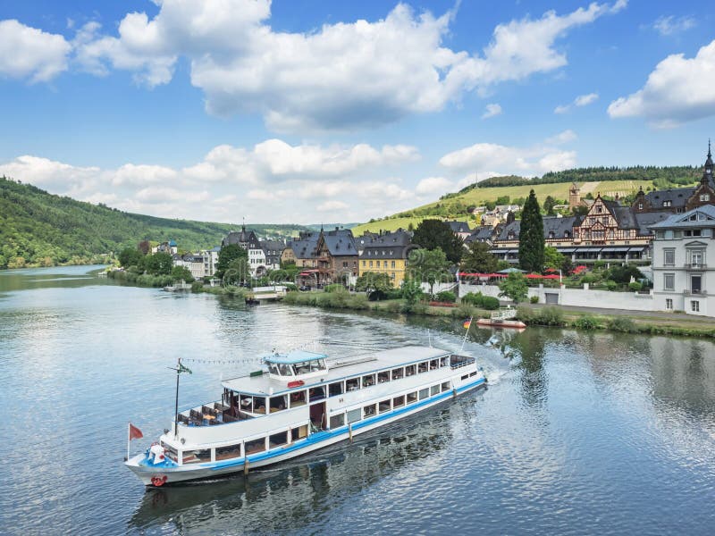 Kryssningskepp på floden Moselle nära staden Traben-Trarbach arkivfoton Kryssningskepp på floden Moselle nära staden Traben-Trarbach arkivfoton