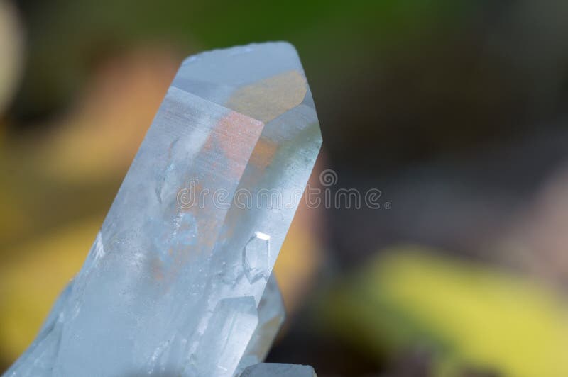 Kryształ kwarcowy na tle jesiennych liści Piękna chalcedencja gem zdjęcia stock Kryształ kwarcowy na tle jesiennych liści Piękna chalcedencja gem zdjęcia stock