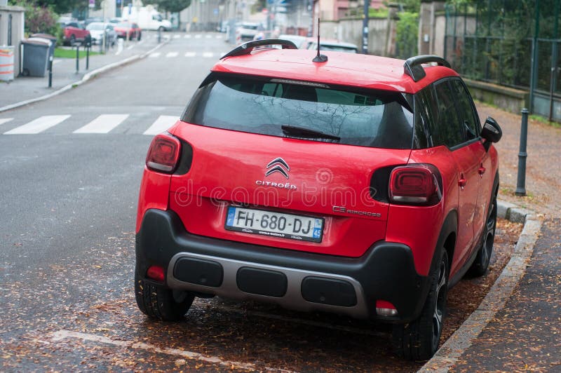Krzyż powietrzny Red Citroen C3 zaparkowany na ulicy w deszczowy dzień fotografia royalty free Krzyż powietrzny Red Citroen C3 zaparkowany na ulicy w deszczowy dzień fotografia royalty free