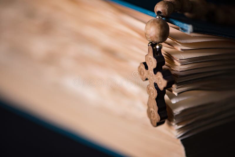 Krzyż w religijnym pojęciu i biblia obrazy stock Krzyż w religijnym pojęciu i biblia obrazy stock