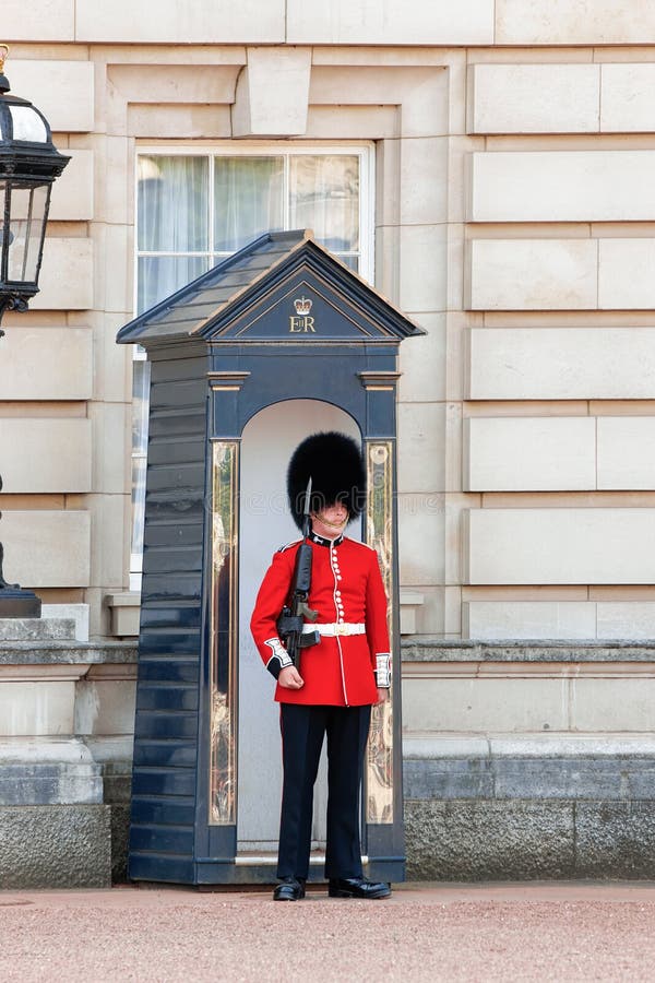 Królowa Królewski pracownik ochrony przy buckingham palace w ulicznym Londyn obrazy royalty free Królowa Królewski pracownik ochrony przy buckingham palace w ulicznym Londyn obrazy royalty free