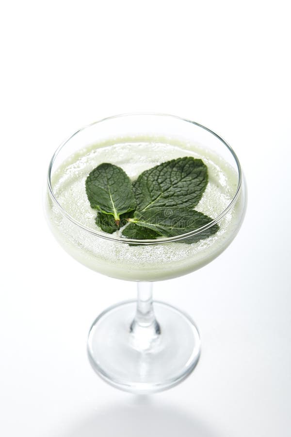 Kräm för mintkaramellbailies- eller borggårdirländare i isolerat restaurangexponeringsglas royaltyfri foto Kräm för mintkaramellbailies- eller borggårdirländare i isolerat restaurangexponeringsglas royaltyfri foto