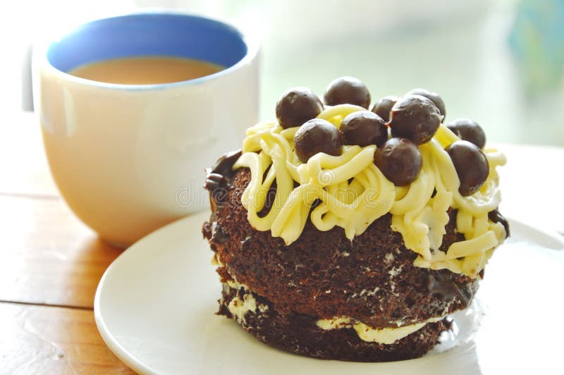 Kräm och boll för vanilj för toppning för chokladkaka med kaffe arkivbilder Kräm och boll för vanilj för toppning för chokladkaka med kaffe arkivbilder