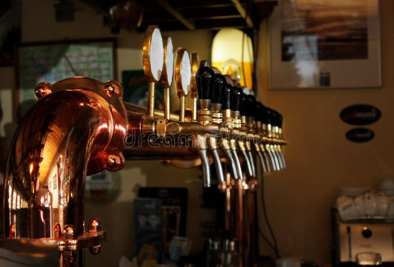 Kräne für abfüllendes Bier lizenzfreie stockbilder Kräne für abfüllendes Bier lizenzfreie stockbilder